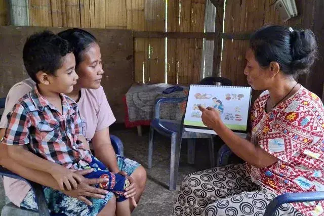 mother and child learning about nutrition for a World Vision Ende staff